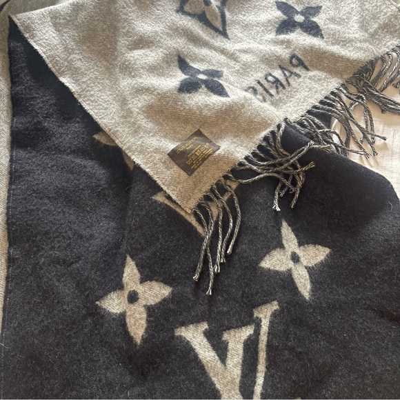 Louis Vuitton Accessories - Louis Vuitton Gray and Black Scarf